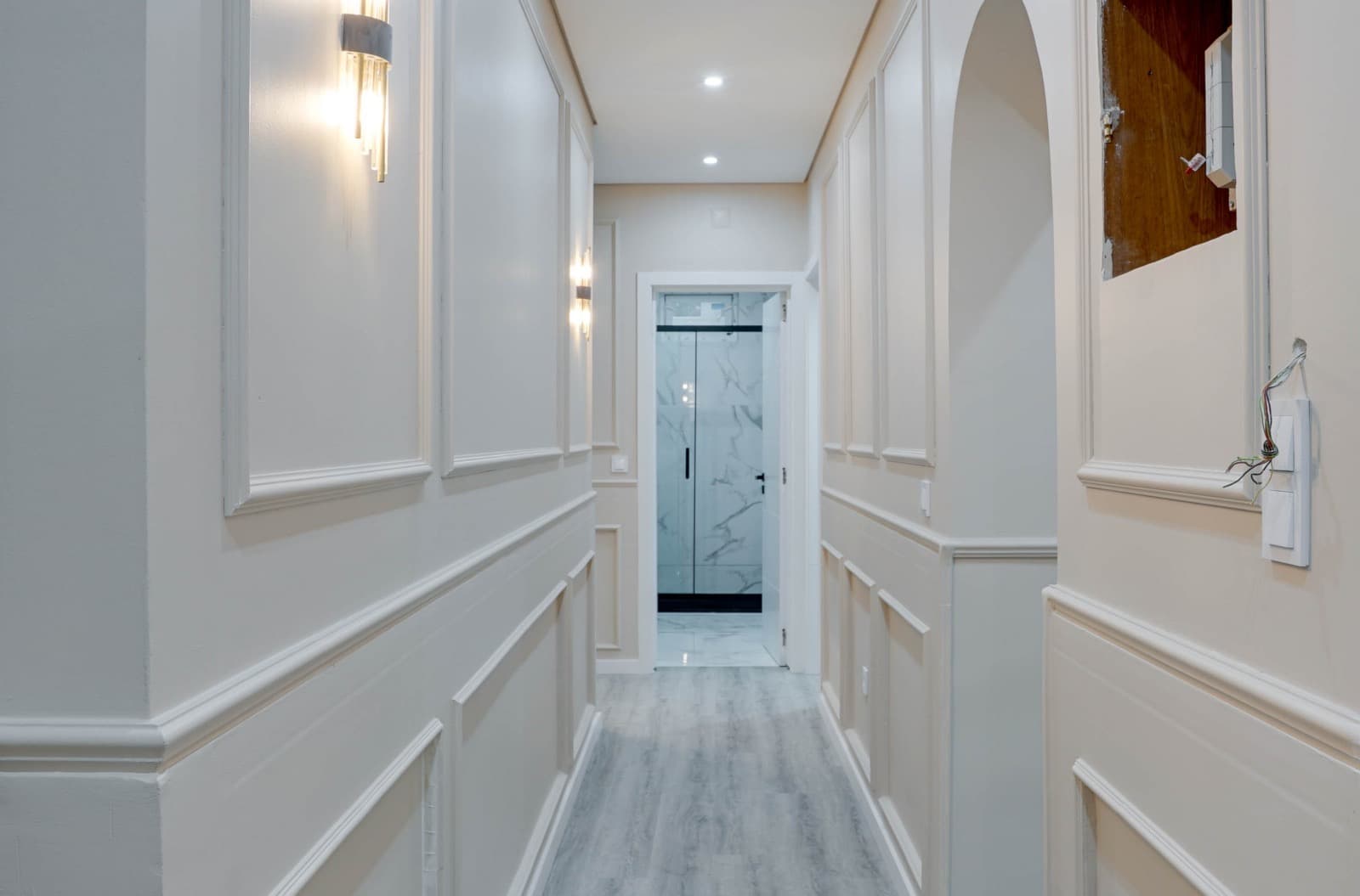 Wainscoting e iluminação embutida
