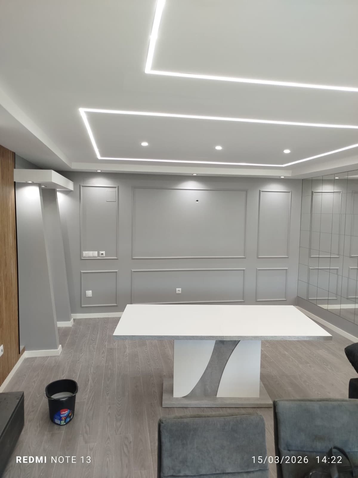 Sala remodelada pela PRO PLADUR — tetos falsos com sanca LED e wainscoting