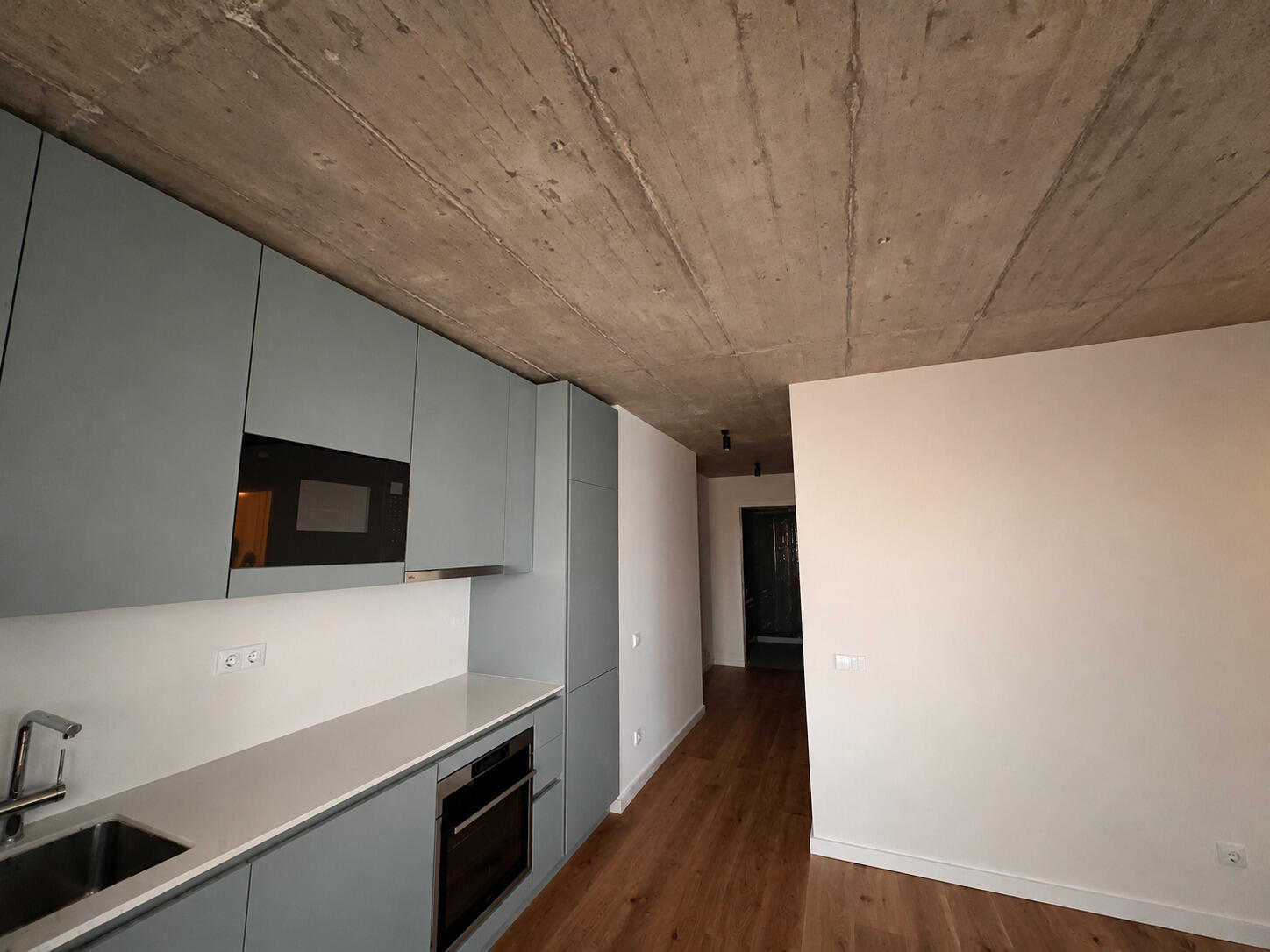 Antes — cozinha e corredor com teto em betão à vista