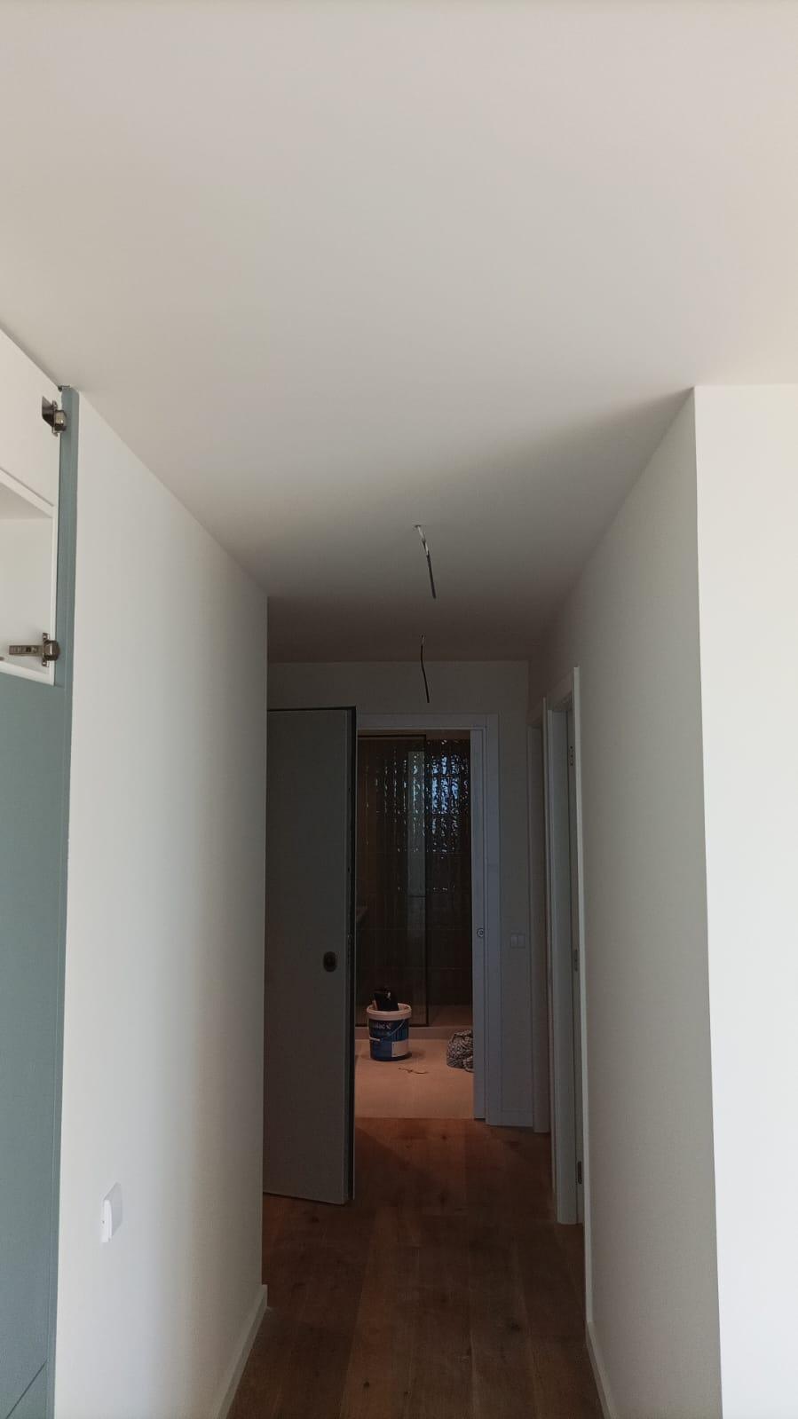 Depois — corredor com teto falso em pladur liso