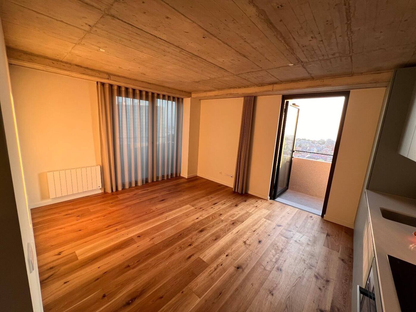 Antes — sala com teto em betão à vista e cortinados